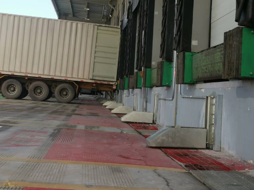 裝卸貨月牙平臺用的貨車限動器有幾種類型